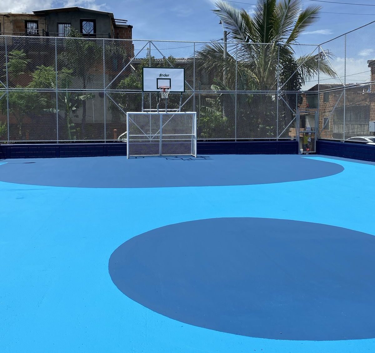 Instalación de nueva superficie en Escenario Deportivo